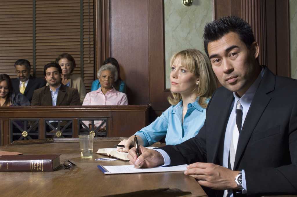 Defense Lawyer with client in court    85449032