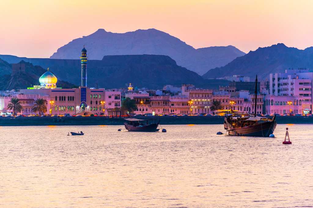 CIO | Middle East  >  Oman  >  Muscat  >  Muttrah Corniche  >  Coastline / waterfront / shoreline
